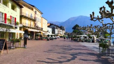 Göl kenarındaki Piazza Giuseppe Motta 'da rahat restoranları, kafeleri ve barları, Ascona, İsviçre' nin tadını çıkarın.