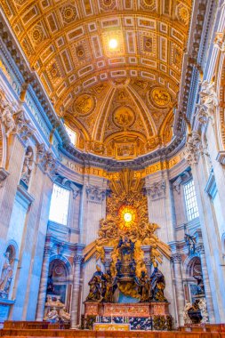 VATİKAN ŞEHRİ - 13 Ocak 2019: Aziz Peter 's Baldachin, Barok tarzında büyük bronz bir kubbe, Aziz Peter Bazilikası, 13 Ocak' ta Vatikan 'da: Aziz Peter' ın Tahtı veya Aziz Peter 'ın Başkanı Gian Lorenzo Bernini' nin Aziz Petrus Bazilikası,