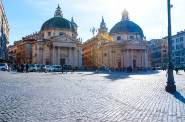 ROME, ITALY - 13 Ocak 2019: Santa Maria di Montesanto ve Santa Maria dei Miracoli 'nin ikiz kiliseleri 13 Ocak' ta Roma, İtalya 'da Piazza del Popolo meydanına döndüler.