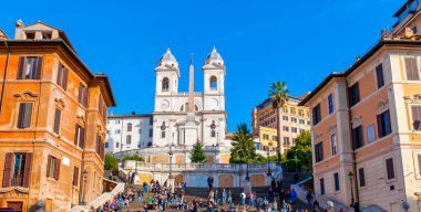 ROME, ITALY - 13 Ocak 2019: Piazza di Spagna ve İspanya 'nın Trinita dei Monti Kilisesi' ne giden basamakları, 13 Ocak 'ta Roma, İtalya' da