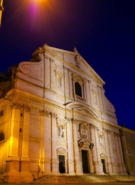 Piazza del Gesu, Roma, İtalya 'daki Gesu Kilisesi' nin (Chiesa del Gesu) gece aydınlanması