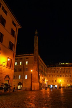 Roma, İtalya 'daki Piazza Montecitorio' da antik Mısırlı II. Psamtik Obelisk (Montecitoriolu Obelisk)