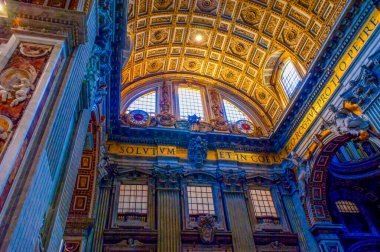 VATİKAN ŞEHRİ - 13 Ocak 2019: Büyük naf, etkileyici heykelleri ve büyüleyici geometrik alçılarıyla 13 Ocak 'ta Vatikan' da St. Peters Bazilikası 'nın olağanüstü iç mimarisi