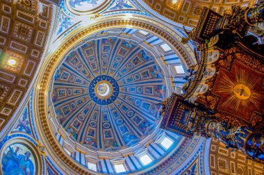 VATİKAN ŞEHRİ - 13 Ocak 2019: Aziz Peter Bazilikası 'nın dev Kubbesi ve 13 Ocak' ta Vatikan 'da Aziz Peter' s Baldachin oyması