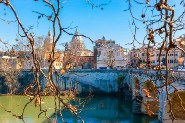 Manzara, Ponte Cavour Köprüsü 'ndeki brunchlar ve Tiber Nehri' nin diğer yakasındaki ortaçağ binaları ve kiliselere yansıdı.