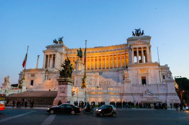 ROME, ITALY - 13 Ocak 2019: Vittoriano, Roma 'nın Piazza Venezia' daki en tanınmış yapılarından biri olan Victor Emmanuel II Anıtı, 13 Ocak 'ta İtalya' nın başkenti Roma 'da gerçekleşti.