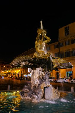 Ortaçağ Fontana del Tritone (Triton Fountain) by Gian Lorenzo Bernini Piazza Barberini at night, Rome, Italy