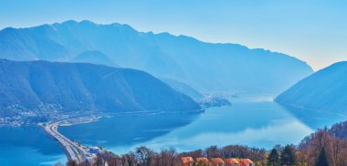 Ceresio Panoraması Melide Causeway, Monte Sighignola bayırı ve Monte Generoso arka planda, Carona, Ticino, İsviçre
