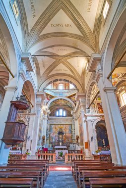 CARONA, SWitzERLAND - 22 Mart 2022: Carona, Ticino, İsviçre 'deki Ortaçağ zenginleştirilmiş St. George Kilisesi ve St. Andrew Kilisesi