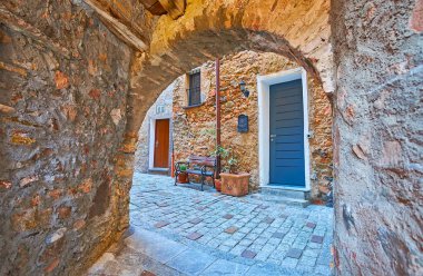 Carona, Ticino, İsviçre 'deki konağın altındaki ortaçağ taş geçidinden yürü.