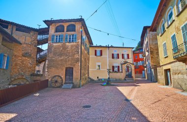 CARONA, SWitzERLAND - 22 Mart 2022: Modern La Torre di Carona heykeli ile Orta Çağ Piazza Montaa, Carona, Ticino, İsviçre