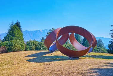 CARONA, SWitzERLAND - 22 Mart 2022: Parco San Grato 'daki Sanatsal Yolu Keşfedin, Luca Minotti, Carona, İsviçre' nin kurulumunun keyfini çıkarın
