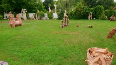 Ukrayna Çömlekçilik Müzesi 'nin, Opishnia, Ukrayna heykelleriyle süslenmiş güzel yeşil avlu manzarası.