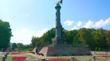 POLTAVA, UKRAINE - 22 Ağustos 2021: Poltava Savaşı 'nın tarihi anıtı, 22 Ağustos' ta, Hull Park, Yuvarlak Meydan 'da, Poltava