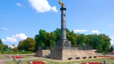 Ukrayna, Yuvarlak Meydan 'daki Poltava Savaşı' nın görkemli anıtının etrafında yürüyüş.