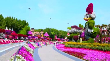 DUBAI, BAE - 5 Mart 2020: 5 Mart 'ta Dubai' de, Walt Disney çizgi film karakterleri - Webby Vanderquack, Huey, Dewey ve Louie Duck 'ın bulunduğu sokak