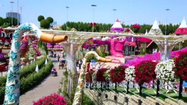 DUBAI, BAE - 5 Mart 2020: Saksafon, küçük taş bir kale, peri masalı şatosu ve dev yeşil bitki kedileriyle 5 Mart 'ta Dubai' de Mucize Bahçesi Panoraması