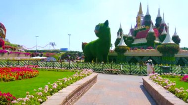 DUBAI, BAE - 5 Mart 2020: 5 Mart 'ta Dubai' de dev kedi, çiçek yatağı ve büyük gözlem köşkünün bulunduğu çiçek şatosu, yeşillikler ve petunyalarla kaplı Mucize Bahçesi Panoraması