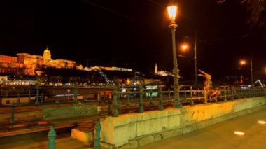BUDAPEST, HUNGARY - 20 Şubat 2022: Budapeşte, Macaristan 'da Budapeşte' de Budapeşte Şatosu 'na karşı Belgrad rıhtımının çitlerinde oturan Küçük Prenses Heykeli