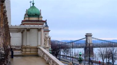 Budapeşte 'nin yağmurlu şehir manzarası ile Buda Şatosu Çarşısı terası, Tuna Nehri, Szechenyi Zinciri Köprüsü, Parlamento binası ve Pest, Budapeşte, Macaristan seti