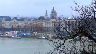 Szechenyi Köprüsü, Aziz Stephen Bazilikası ve Pest, Budapeşte, Macaristan seti üzerindeki görkemli binalar ile Tuna Panoraması