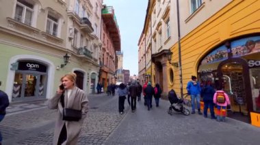 PRAG, CZECHIA - 5 Mart 2022: Eski Kentin tarihi Celetna Caddesi, renkli konutları, mağazaları, restoranları ile Eski Şehir Meydanı, Prag, Çek Cumhuriyeti