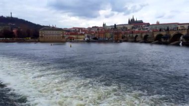 Smetana seti, Vltava Nehri 'ndeki hızlı yolu, Charles Köprüsü' nü, Petrin Tepesi 'ni, Mala Strana' nın evlerini ve Prag, Çek Cumhuriyeti 'ndeki tepedeki St. Vitus Katedrali' ni gözlemler.