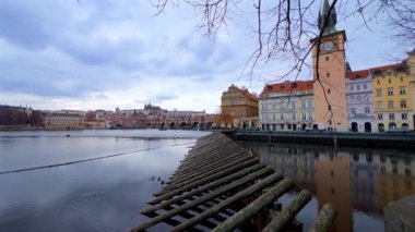 Vltava 'nın Smetana seti manzaralı panorama, Eski Şehir Su Kulesi, Charles Köprüsü, St Vitus Katedrali ve Petrin Tepesi, Prag, Çek Cumhuriyeti