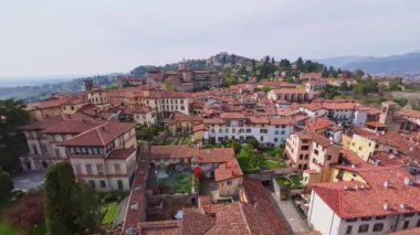Arka planda Citta Alta (Yukarı Şehir), Episcopal Papaz Okulu XIII. Giovanni ve yeşil San Vigilio Tepesi 'nin tarihi kubbesi, Bergamo, İtalya