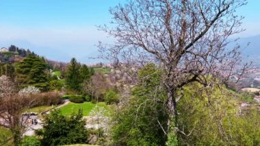 Bergamo 'daki San Vigilio Tepesi' nden panoramik Alp manzarası, tarihi villaları ve bereketli bahar bahçeleri olan Monte Bastia manzarası, küçük köyleri ve ormanları olan Bergamo Alpleri, Lombardy, İtalya