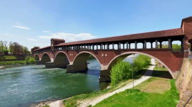 Ortaçağ tuğlası İtalya 'nın Pavia kentindeki Ticino nehri üzerindeki Ponte Koperto köprüsünü kapladı.