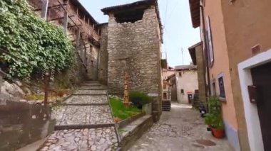 Monte Bre, Ticino, İsviçre 'nin yamacındaki Bre Village' da eski taş evler ve küçük bahçe yataklarıyla dolu dar ortaçağ sokaklarının tadını çıkarın.