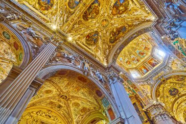 BERGAMO, İtalya - 7 Nisan 2022: Santa Maria Maggiore Bazilikası 'nın duvar sütunları, ortaçağ freskleri ve süslemeleri, Bergamo Alta, İtalya