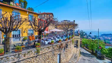 Kalın renkli evler, restoranlar ve Bergamo - San Vigilio funicular istasyonu arka planda, Bergamo, İtalya