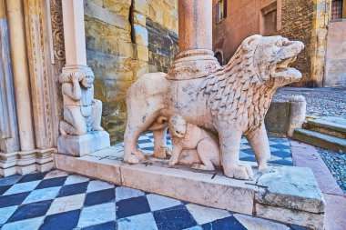 Porta dei Leoni Bianchi 'nin antik taş aslan ve erkek telamon heykelleri (Beyaz Aslanlar Kapısı), Santa Maria Maggiore Bazilikası, Bergamo, İtalya