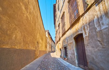 Bergamo, Lombardy, İtalya 'nın Yukarı Şehir (Citta Alta)' de bulunan Via Arena caddesindeki tepelik dar ortaçağ taşına doğru yürü.