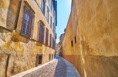 Santa Grata Kilisesi ve Donizetti Müzesi binaları ile dar virajlı Via Arena, İtalya