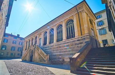 Piazza Reginaldo Giuliani, Citta Alta, Bergamo, İtalya 'da yer alan Bilimler Üniversitesi' nin (Fontanone Visconteo - Visconti Fountain) ön cephesi ve merdiveni