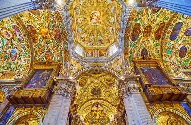 BERGAMO, ITALY - 7 Nisan 2022: Santa Maria Maggiore Bazilikası 'nın göze çarpan renkli mahzeni, kalıplar, freskler ve yaldızlarla süslenmiş, Bergamo Alta, İtalya