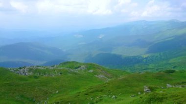 Pip İvan Dağı, yeşil yamaçlı ve hızlı bulutlu Chornohora Dağları 'nın etkileyici manzarasına göz yumar. Karpatlar, Ukraynalılar.