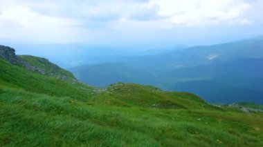 Chornohora 'nın yeşil dağlarının panormatik manzarasının tadını çıkarın Pip Ivan Dağı, Karpatlar, Ukrayna