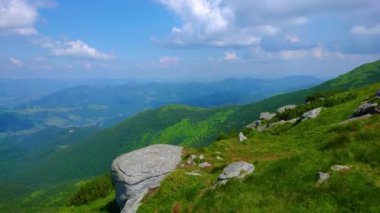 Kulak Taşı Dağı (Vykhatyi Kamin) zirvesi, Chornohora tepesi, Karpatlar, Ukrayna