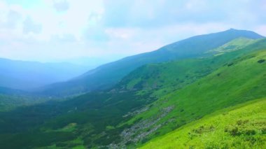 Pip İvan ve Smotrych Dağları Alpine Tundra bölgesi, Chornohora dağı sıradağları, Karpatlar ve Ukrayna 'nın çimleriyle kaplı güzel yeşil vadileriyle kaplı.