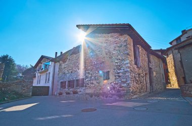 Mercek efektli tarihi taş ev, Via San Salvatore, Ciona, Carona, Ticino, İsviçre