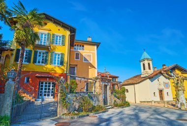 Santa Maria delle Grazie Kilisesi ve renkli vintage evler, Ciona köyü Piazza di Ciona, Carona, Ticino, İsviçre