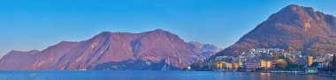 Lugano, Ticino, İsviçre 'deki Lugano Gölü' nden Monte San Salvatore ve Monte Sighignola ile Alp Panoraması