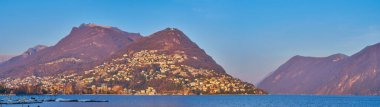 Ceresio göl gezintisi Monte Bre, Monte Boglia ve Monte Sighignola 'yı gün batımında mükemmel bir şekilde gösteriyor, Lugano, İsviçre