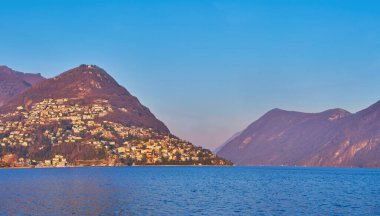Ceresio 'nun mavi suları altın saat boyunca Monte Bre' ye karşı, Lugano, Ticino, İsviçre