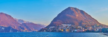 Lugano Gölü, Monte Sighignola ve Monte San Salvatore 'nin mavi saat panoraması Lugano seti, Ticino, İsviçre