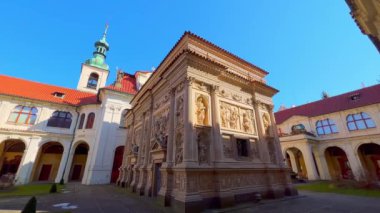 Prag Loreta Ortaçağ Manastırı atari salonu, sıva ve fresklerle süslenmiş ve heykeltraş edilmiş Loretto Şapeli, Çek